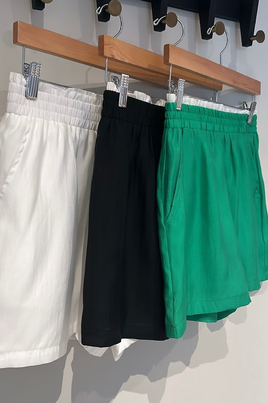 WHITE AND COLOR SOLID SHORT