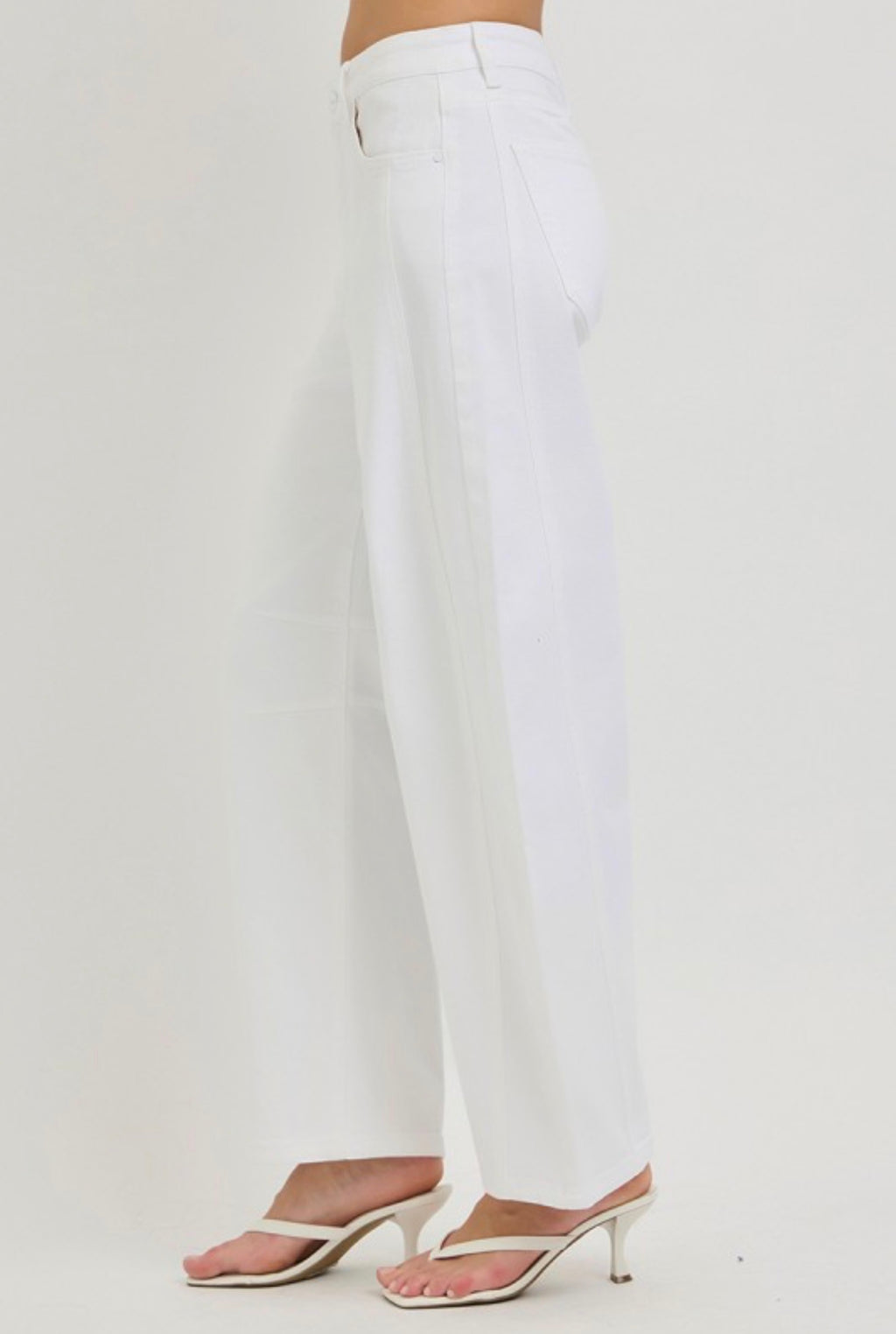 HIGH-RISE WHITE BARREL JEANS