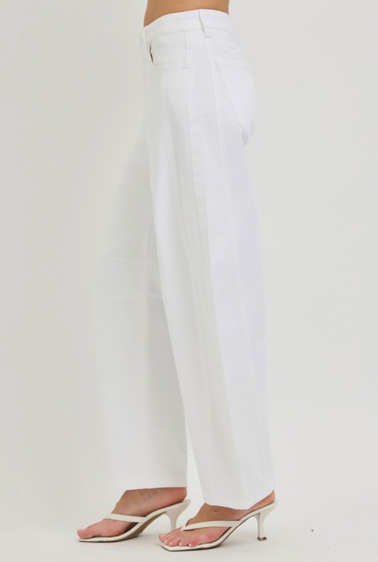 HIGH-RISE WHITE BARREL JEANS