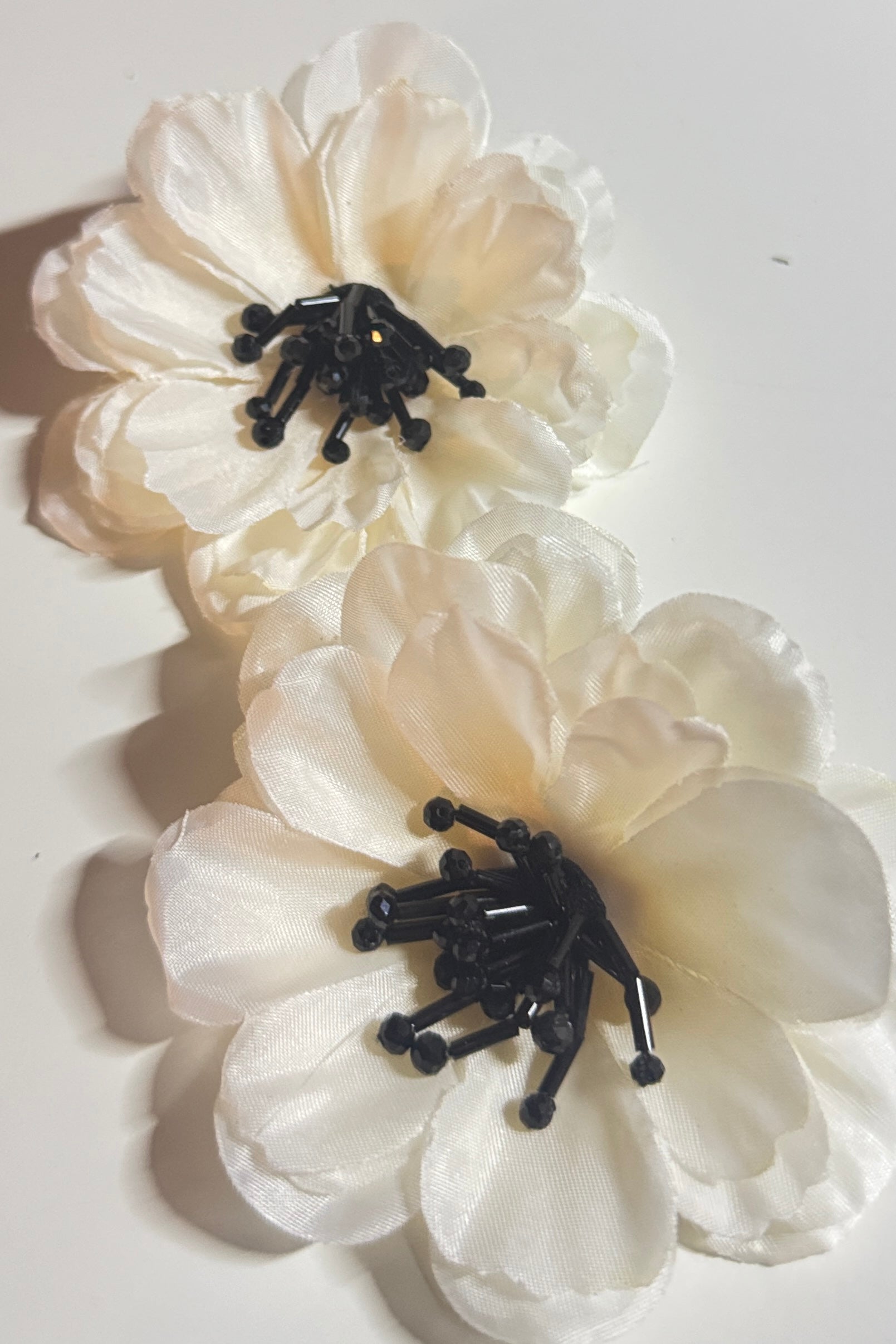 WHITE FLOWER EARRINGS