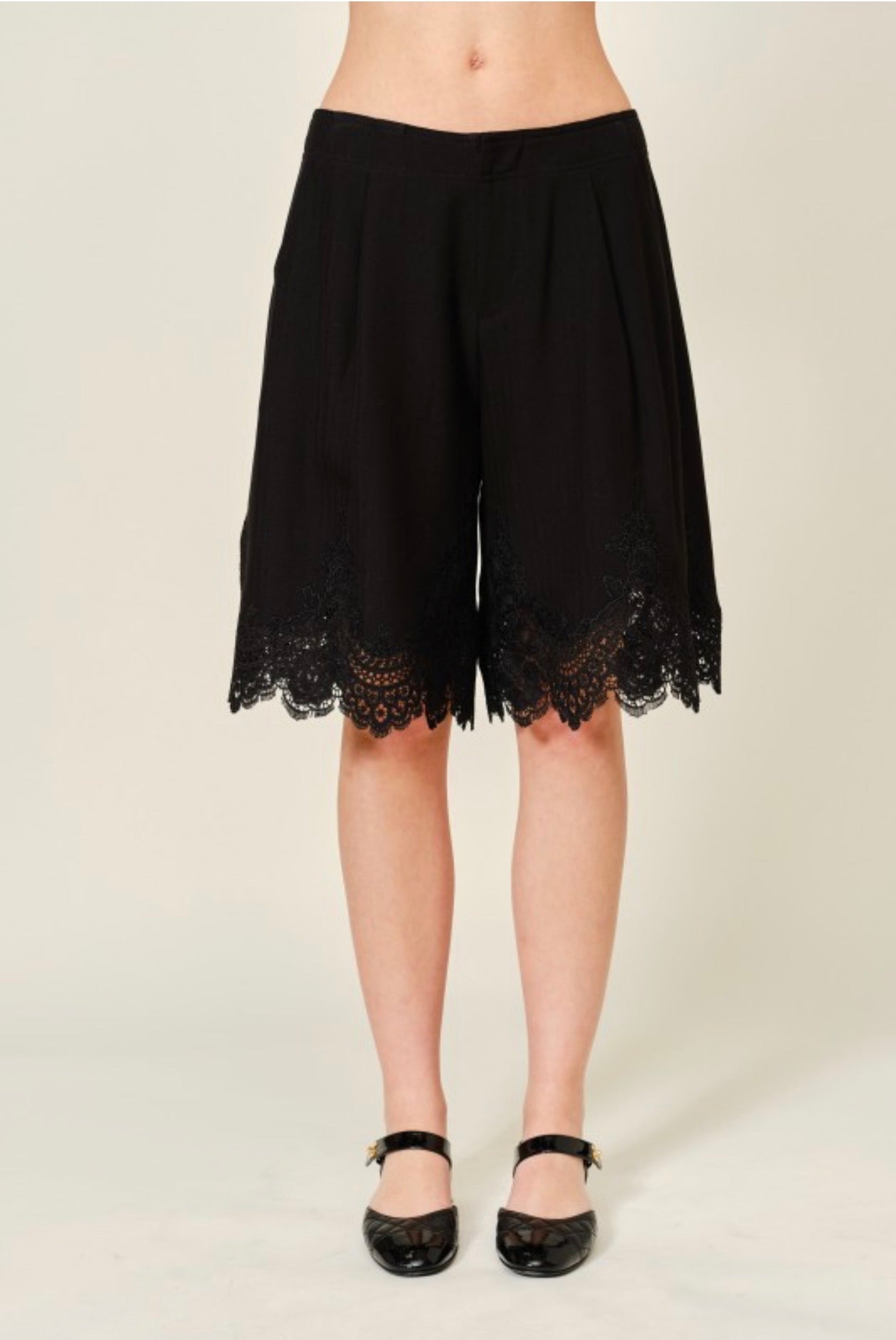 LACE BLOOM BERMUDAS
