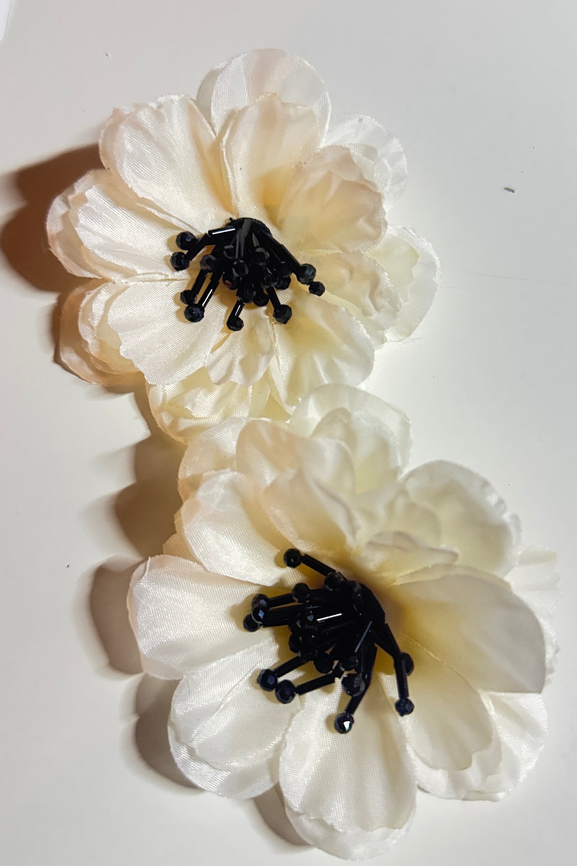 WHITE FLOWER EARRINGS