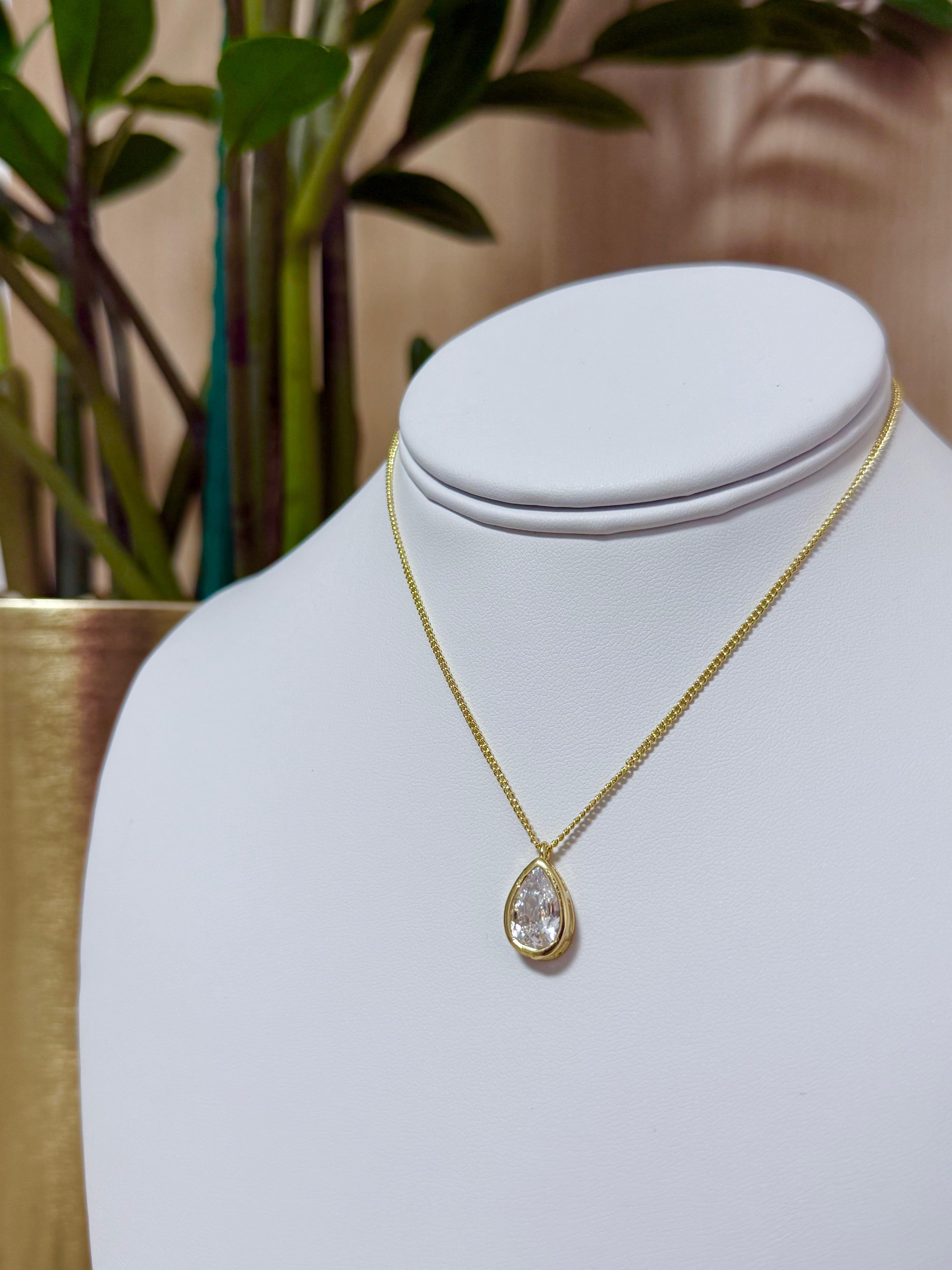 DETAILS IN NECKLACE