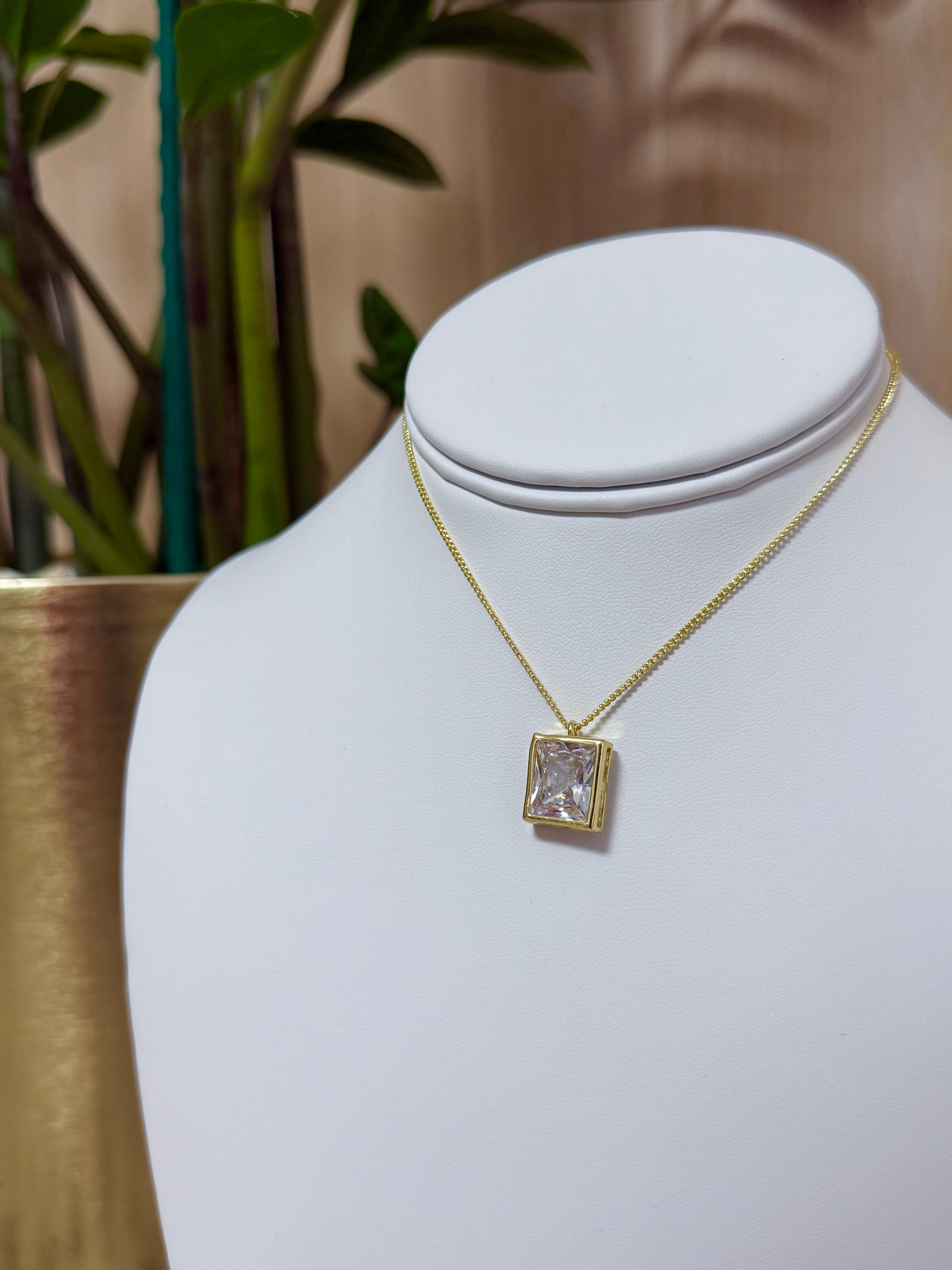 DETAILS IN NECKLACE