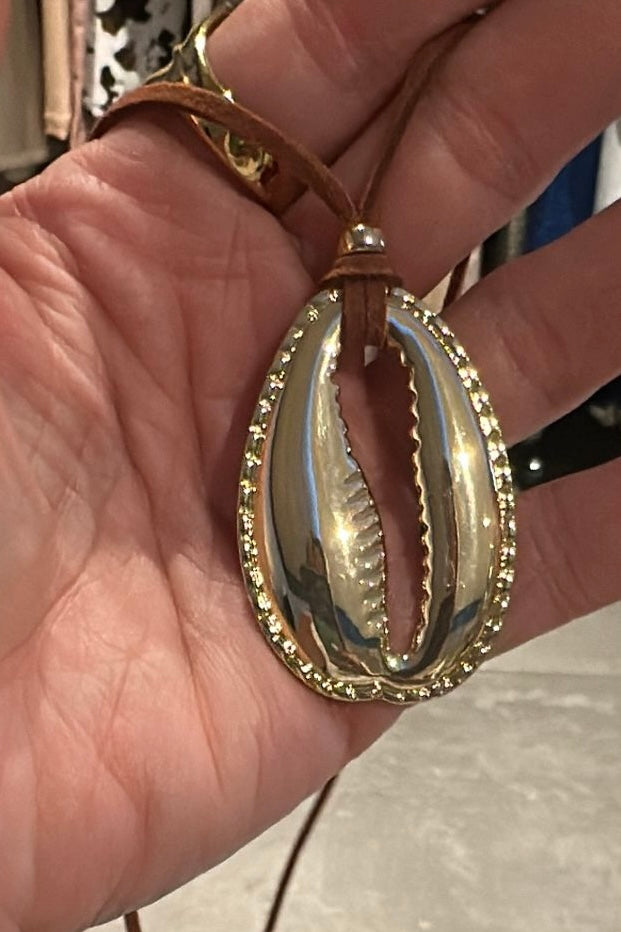 SHELL LEATHER NECKLACE