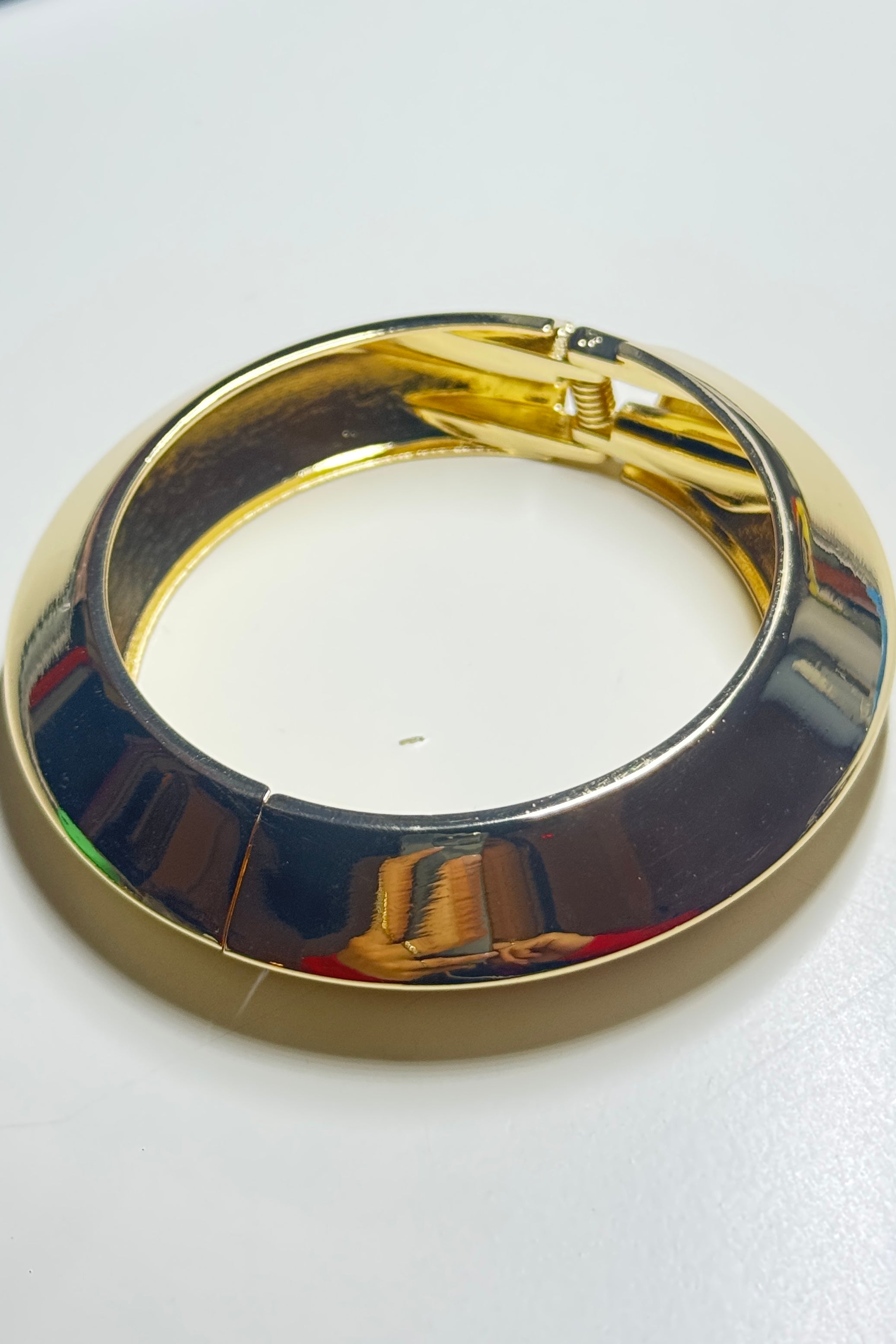 PLAIN GOLD STATEMENT BRACELET
